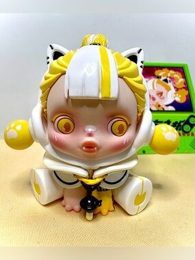 “Pet Cat” (w/ fangs) from Skullpanda’s City of Nightz Discontinued series.